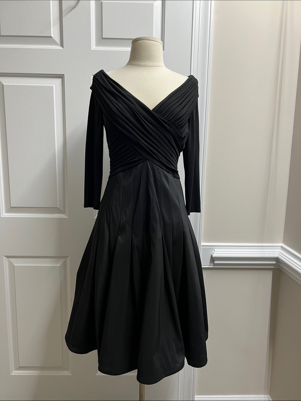Tadashi Shoji Black Off Shoulder Pleated Fit Flare Timeless Elegant Dress Size 4